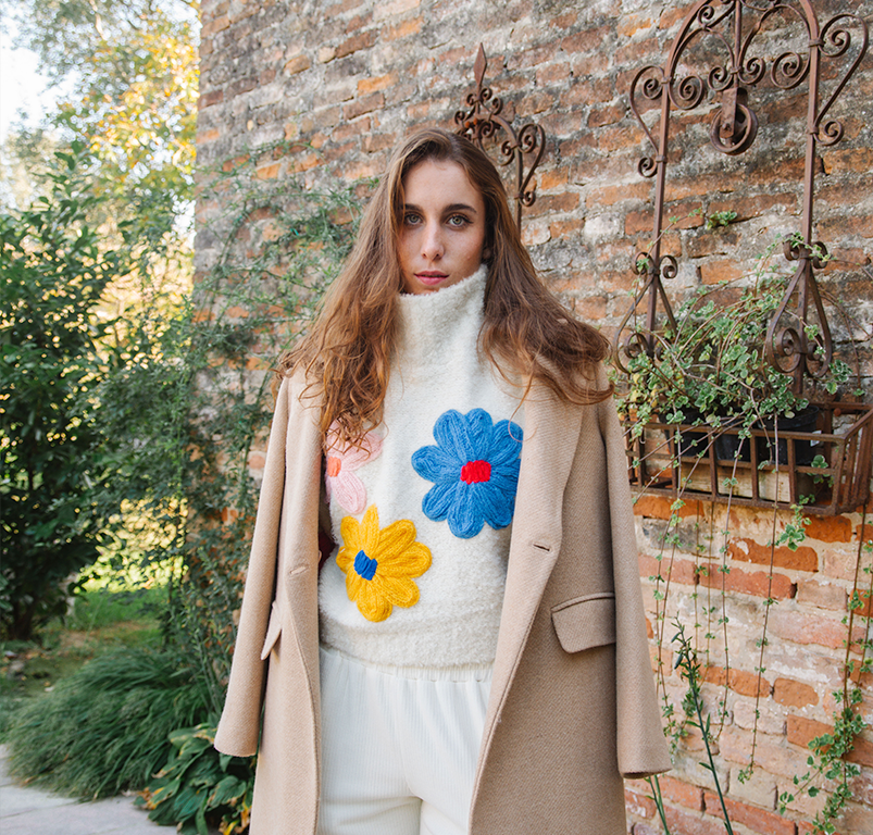 Pullover Fluffy con Fiori – Un Tocco Romantico